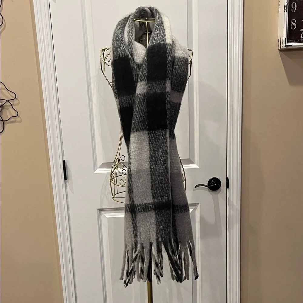 Steve Madden Gray and Black Winter Wool Scarf NEW Size OS